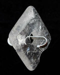 Gebruiksaanwijzing: 2. steek de helft met het boogje door het gat van de donut - Just Flow - webwinkel met violet glas, edelsteenremedies, edelstenen, sieraden, pendels, orakelkaarten, wierook, smudgekruiden en spirituele artikelen in Vlissingen (Zeeland)