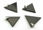 Shungit / shungite hanger, driehoek - Just Flow - webwinkel met violet glas, edelsteenremedies, edelstenen, sieraden, pendels, orakelkaarten, wierook, smudgekruiden en spirituele artikelen in Vlissingen (Zeeland)
