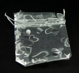 Organza zakje met hartjes, wit/zilver, 7x9 cm