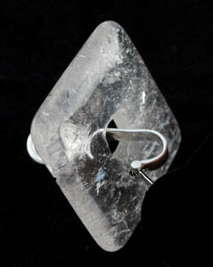Gebruiksaanwijzing: 2. steek de helft met het boogje door het gat van de donut - Just Flow - webwinkel met violet glas, edelsteenremedies, edelstenen, sieraden, pendels, orakelkaarten, wierook, smudgekruiden en spirituele artikelen in Vlissingen (Zeeland)