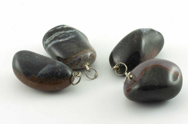 Sardonyx hangersteen  - Just Flow - webwinkel met violet glas, edelsteenremedies, edelstenen, sieraden, pendels, orakelkaarten, wierook, smudgekruiden en spirituele artikelen in Vlissingen (Zeeland)