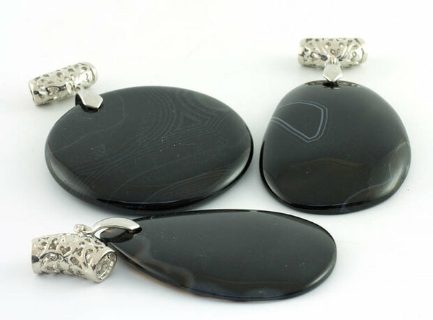 Agaat aan hangerclip, zwart gekleurd - Just Flow - webwinkel met violet glas, edelsteenremedies, edelstenen, sieraden, pendels,