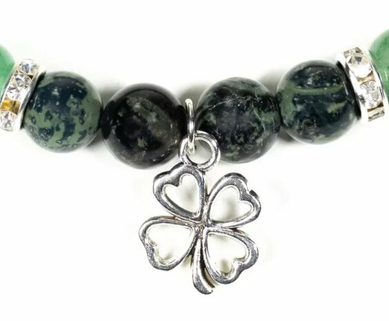 Kambaba jaspis/groene aventurijn armband met klavertje vier hangertje - Just Flow - webwinkel met violet glas, edelsteenremedies, edelstenen, sieraden, pendels, orakelkaarten, wierook, smudgekruiden en spirituele artikelen in Vlissingen (Zeeland)