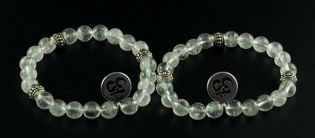 Bergkristal armband met ohm - Just Flow - webwinkel met violet glas, edelsteenremedies, edelstenen, sieraden, pendels, orakelka