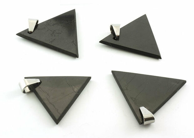 Shungit / shungite hanger, driehoek - Just Flow - webwinkel met violet glas, edelsteenremedies, edelstenen, sieraden, pendels, orakelkaarten, wierook, smudgekruiden en spirituele artikelen in Vlissingen (Zeeland)